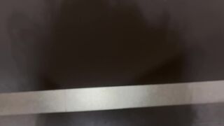 corrida en baño público