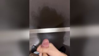 corrida en baño público