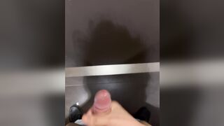 corrida en baño público
