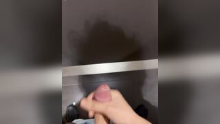 corrida en baño público
