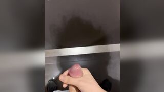 corrida en baño público