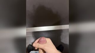 corrida en baño público