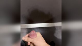 corrida en baño público
