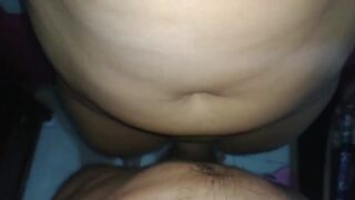 ella dice que le gusta que se la follen parada porque asi la verga entra mas