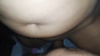 ella dice que le gusta que se la follen parada porque asi la verga entra mas