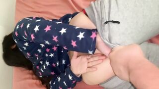 Entra a la habiatacion de su hermanastro y el la saca tirandola del pantalon y termina culiandosela