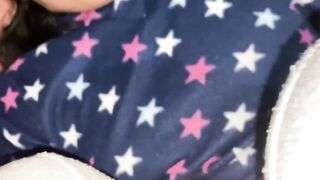 Entra a la habiatacion de su hermanastro y el la saca tirandola del pantalon y termina culiandosela