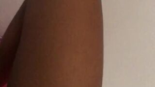 Me toco mientras llega mi padrastro, no me resisto!!!