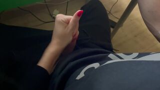 Seduzco a mi compañero de piso y me lo follo sin que nos escuchen