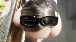 CHICA DE eighteen AÑOS FOLLA MIENTRAS COCINA, TRAGA LECHE COMO PARTE DE LA RECETA