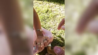 Toma sol mientras me hace garganta profunda y corrida en la boca