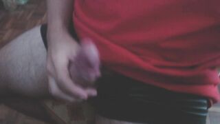 Latino masturbándose, termina con hermosa corrida