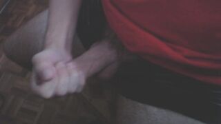 Latino masturbándose, termina con hermosa corrida