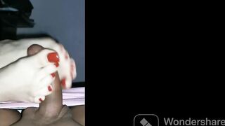 novia me hace un rico footjob acabando en sus pies