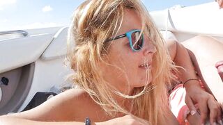 Rubia madurita muy caliente en el barco