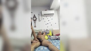 Le doy un masaje a mi padrastro y me lo termino follando