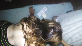 Me la chupa mientras grabo con el telefono y cogemos de perrito