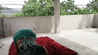 nos pusimos cachondos haciendo yoga y terminamos follando en el porche mientras nos ven