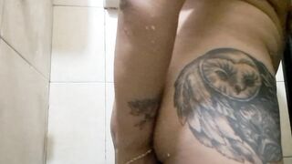 me baño y masturbo imaginando que es tu polla