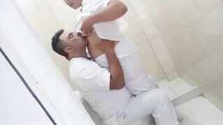 Puta enfermera se coje a colega en el baño del hospital