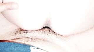 Vecina tiene la concha peluda, salta y la cama esta apunto de romperse por el tremendo culo.