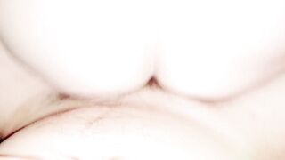 Vecina tiene la concha peluda, salta y la cama esta apunto de romperse por el tremendo culo.