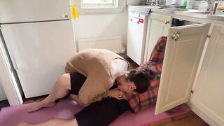 Housewife got concupiscent seeing the plumber working the sink