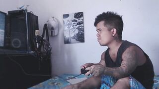 enano se divierte jugando mientras su hermanastra se divierta con la polla de el