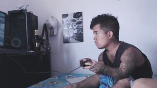 enano se divierte jugando mientras su hermanastra se divierta con la polla de el