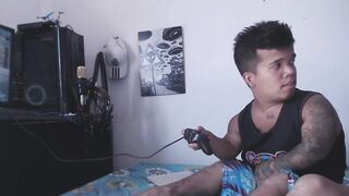 enano se divierte jugando mientras su hermanastra se divierta con la polla de el