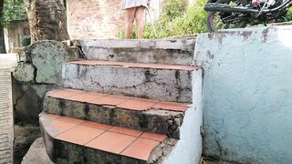 consigo seducir a la vecina y comienzo a masturbarla y hacerle blowjob al aire libre