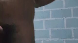 Cuando está solo se desnuda