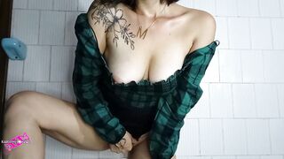 Mi esposo no me quizo follar, así que me encerré en el baño y me masturbe para ustedes