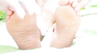 Foot massage for a aged woman ends in a appealing twat licking