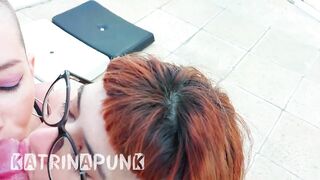 Dos putitas le succionan la pija a su amigo hasta que les da la leche en la cara