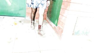 exhibiendo la concha en el club deportivo bajo la falda nos atrapan