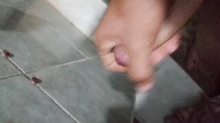 Me vengo contra la pared pensando en mi novia