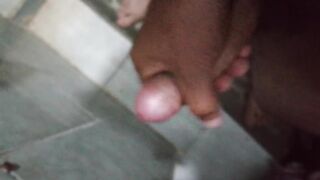 Me vengo contra la pared pensando en mi novia