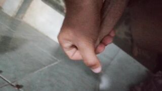 Me vengo contra la pared pensando en mi novia