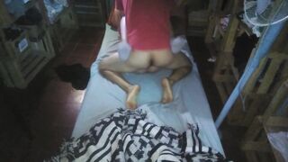 Cogemos de misionero por la noche