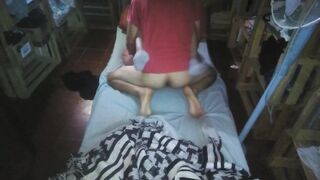 Cogemos de misionero por la noche