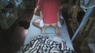 Cogemos de misionero por la noche