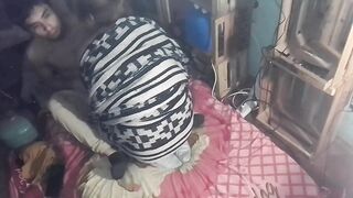 Bajo la frasada la beso y la toco