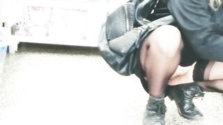 Paseo desnuda en el barrio exhibicionista sin pantis de compras falda PARTE 1