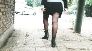 Paseo desnuda en el barrio exhibicionista sin pantis de compras falda PARTE 1