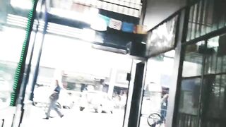 Paseo desnuda en el barrio exhibicionista sin pantis de compras falda PARTE 1