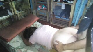 Hermosa chica de vestido rosado es cogida en colchon el piso