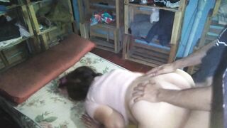 Hermosa chica de vestido rosado es cogida en colchon el piso