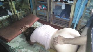 Hermosa chica de vestido rosado es cogida en colchon el piso