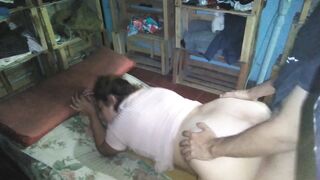 Hermosa chica de vestido rosado es cogida en colchon el piso